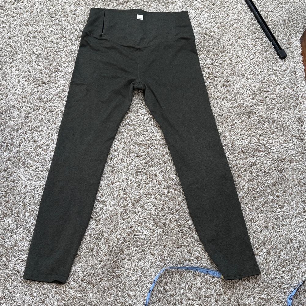 Vuori 7/8 Legging Green Heathered size Medium - Picture 10 of 12